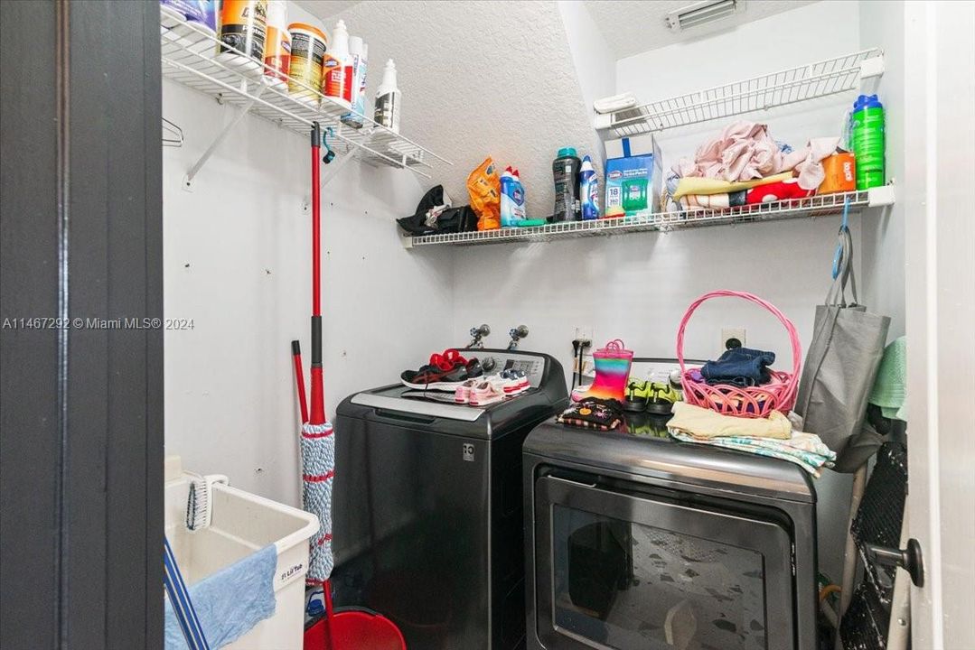 Recently Sold: $975,000 (4 beds, 3 baths, 2400 Square Feet)