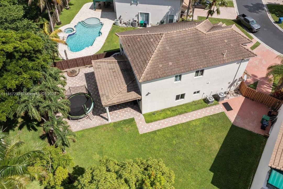 Recently Sold: $975,000 (4 beds, 3 baths, 2400 Square Feet)