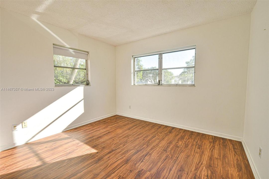 Guest Bedroom w/New Floor