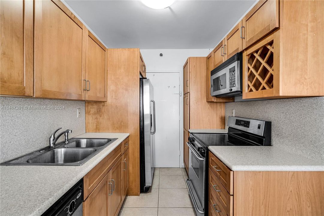 For Sale: $760,000 (1 beds, 2 baths, 850 Square Feet)