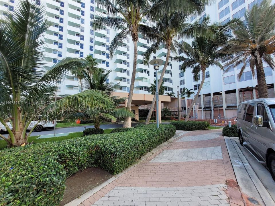 Recently Rented: $2,200 (1 beds, 1 baths, 726 Square Feet)