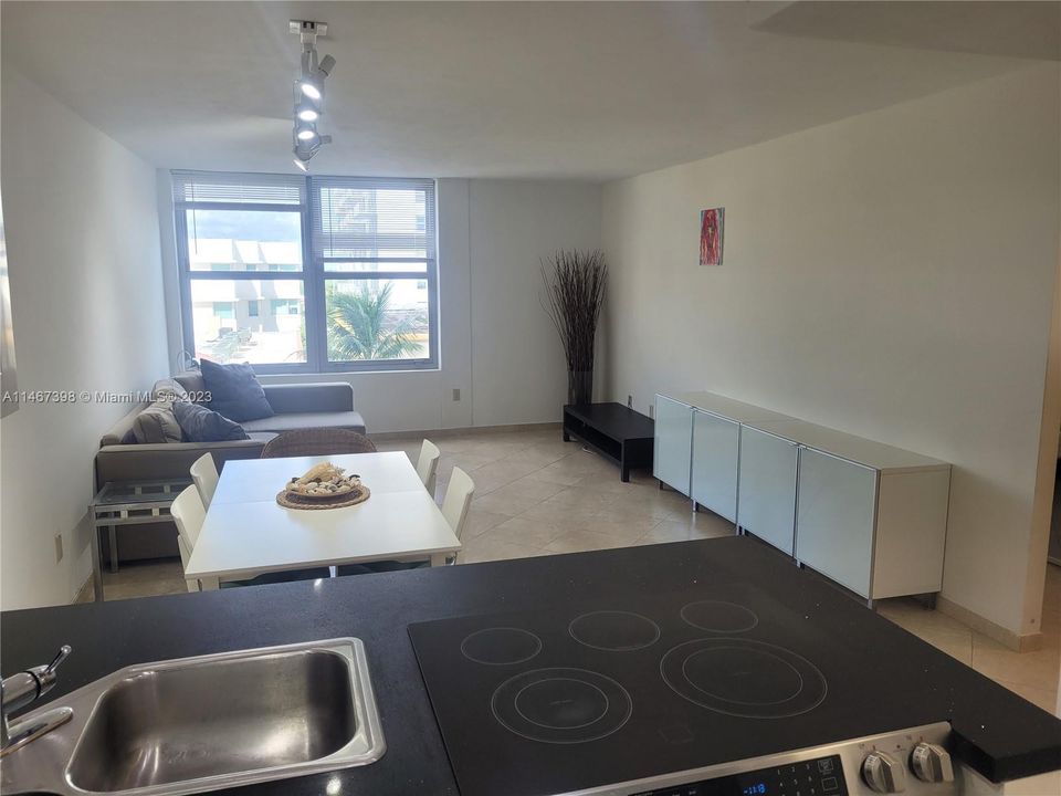 Recently Rented: $2,200 (1 beds, 1 baths, 726 Square Feet)
