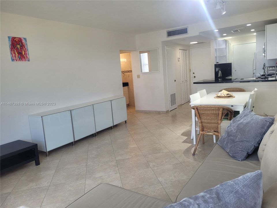 Recently Rented: $2,200 (1 beds, 1 baths, 726 Square Feet)