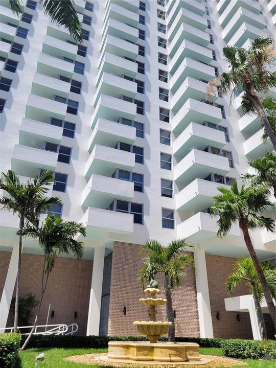 Recently Rented: $2,200 (1 beds, 1 baths, 726 Square Feet)