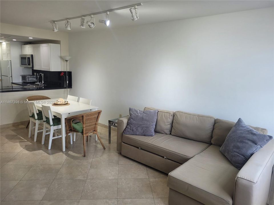 Recently Rented: $2,200 (1 beds, 1 baths, 726 Square Feet)