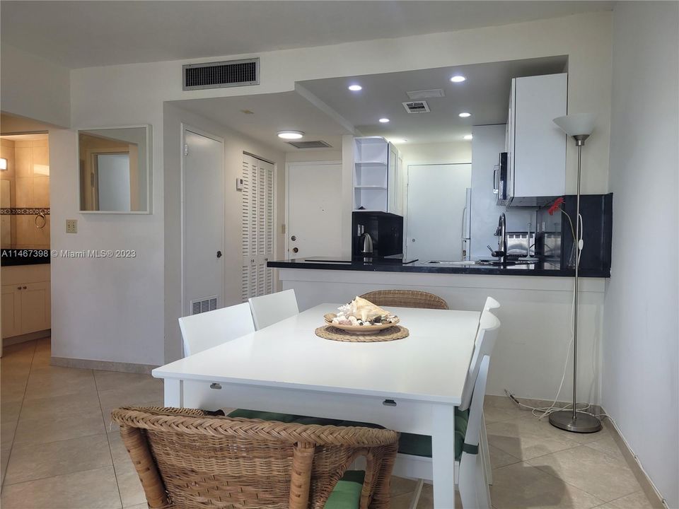Recently Rented: $2,200 (1 beds, 1 baths, 726 Square Feet)