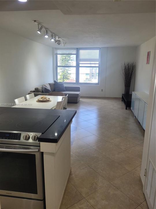 Recently Rented: $2,200 (1 beds, 1 baths, 726 Square Feet)