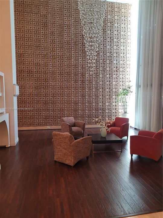 Recently Rented: $2,200 (1 beds, 1 baths, 726 Square Feet)