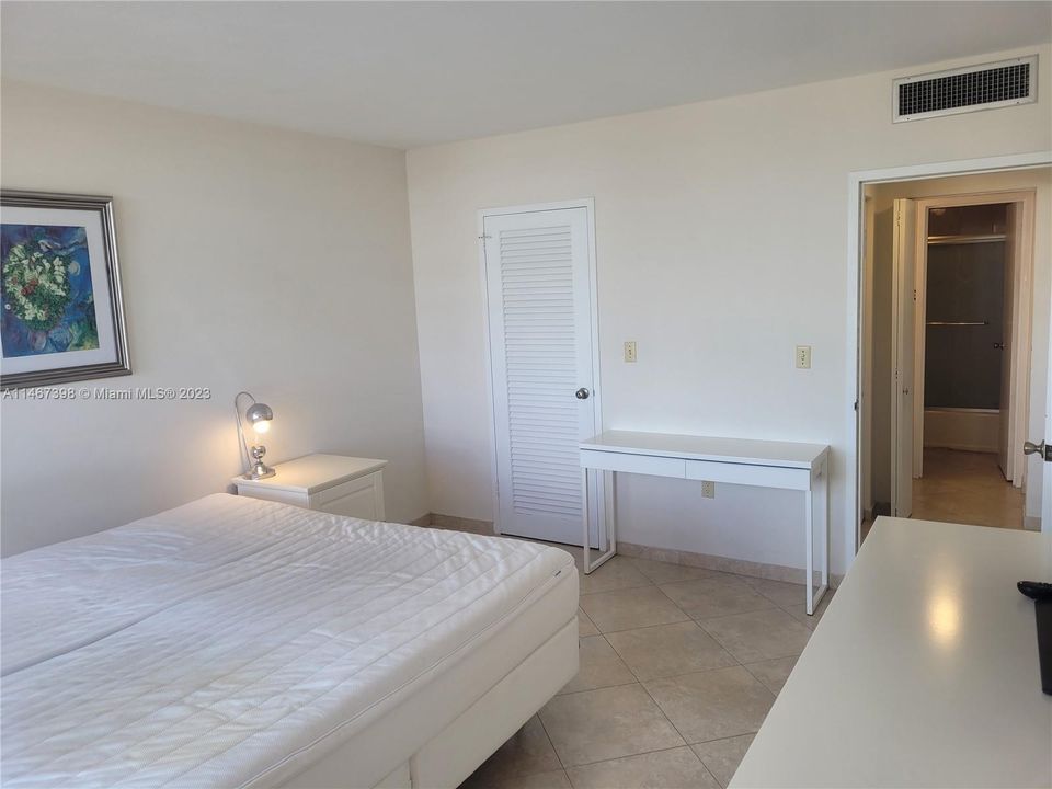 Recently Rented: $2,200 (1 beds, 1 baths, 726 Square Feet)