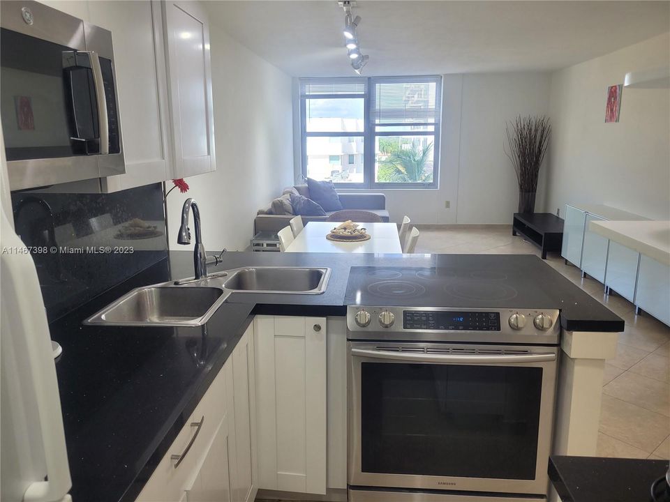 Recently Rented: $2,200 (1 beds, 1 baths, 726 Square Feet)