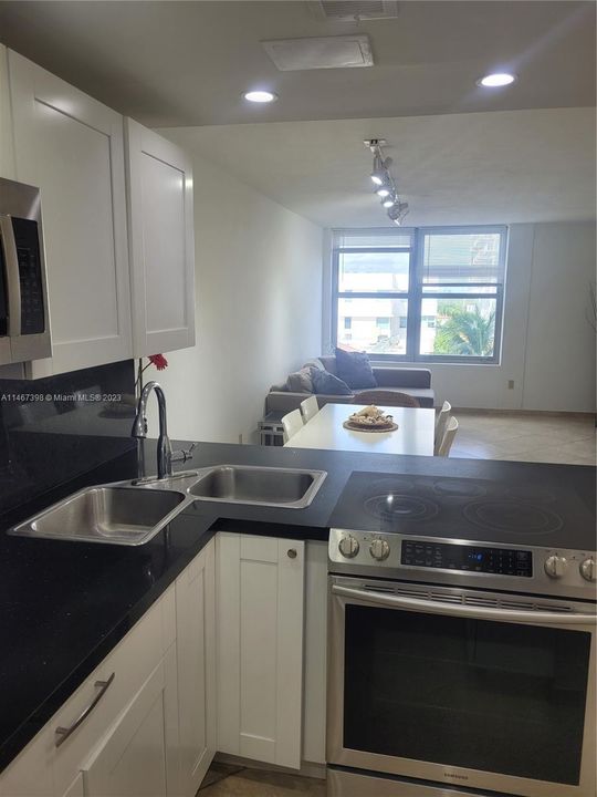 Recently Rented: $2,200 (1 beds, 1 baths, 726 Square Feet)