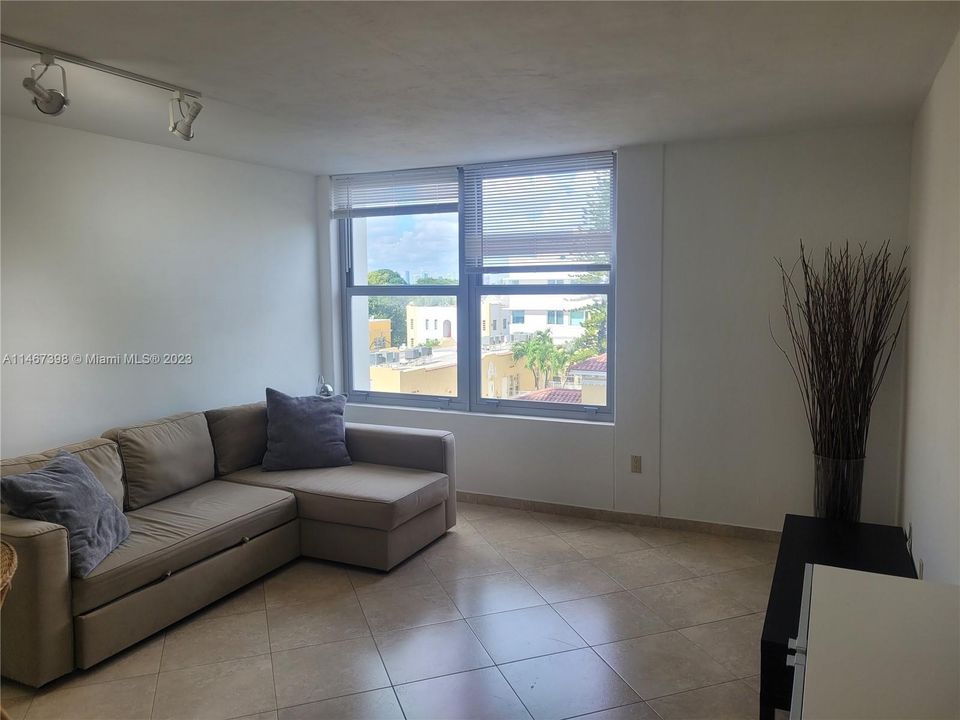 Recently Rented: $2,200 (1 beds, 1 baths, 726 Square Feet)