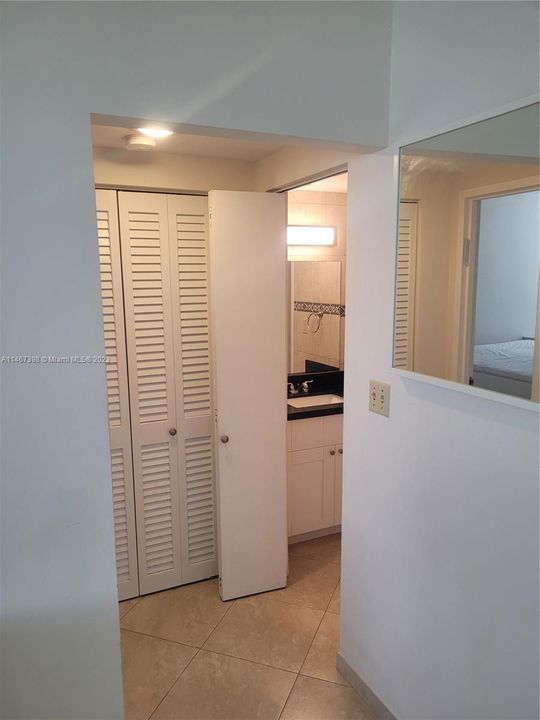 Recently Rented: $2,200 (1 beds, 1 baths, 726 Square Feet)