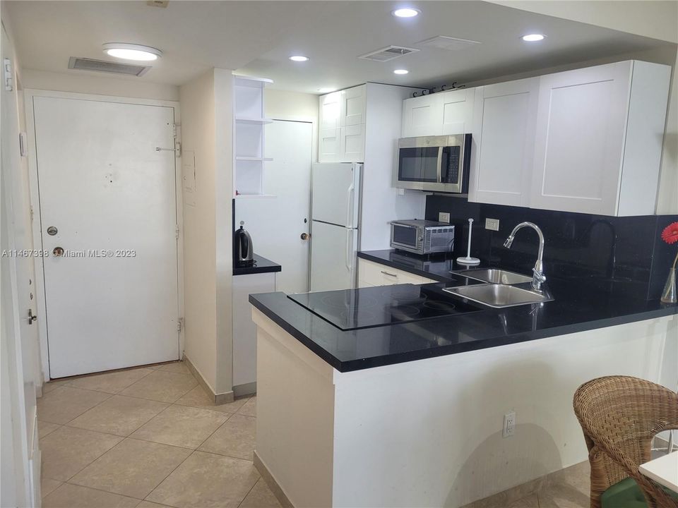 Recently Rented: $2,200 (1 beds, 1 baths, 726 Square Feet)