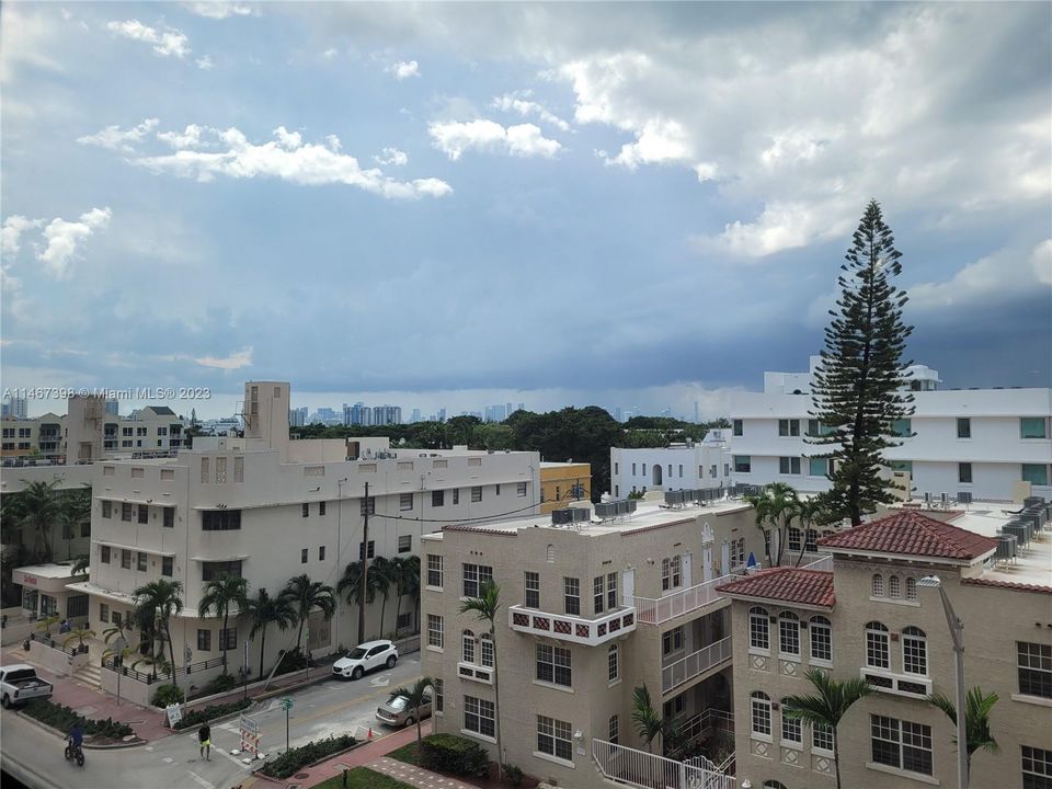 Recently Rented: $2,200 (1 beds, 1 baths, 726 Square Feet)