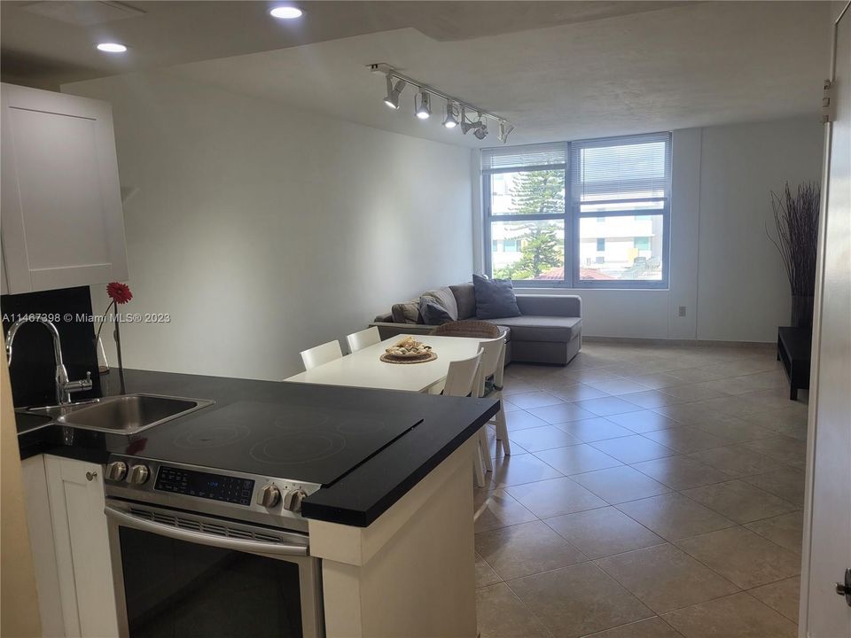 Recently Rented: $2,200 (1 beds, 1 baths, 726 Square Feet)