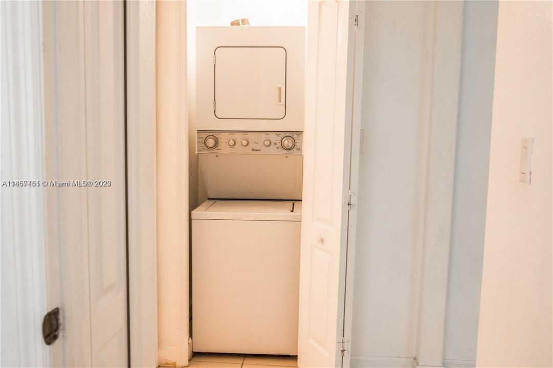 Recently Rented: $1,900 (2 beds, 2 baths, 914 Square Feet)