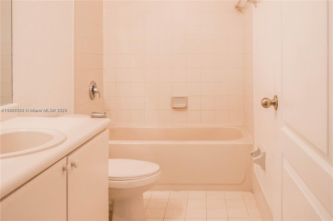 Recently Rented: $1,900 (2 beds, 2 baths, 914 Square Feet)