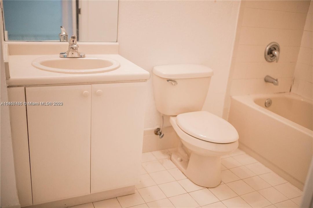 Recently Rented: $1,900 (2 beds, 2 baths, 914 Square Feet)