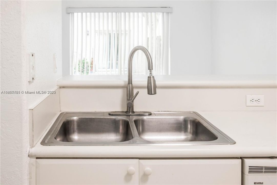 Recently Rented: $1,900 (2 beds, 2 baths, 914 Square Feet)