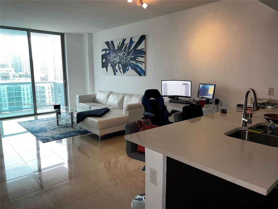 Recently Sold: $390,000 (1 beds, 1 baths, 722 Square Feet)