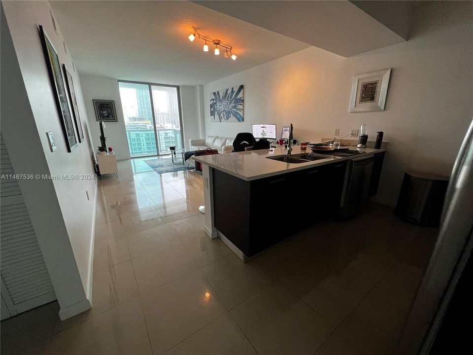 Recently Sold: $390,000 (1 beds, 1 baths, 722 Square Feet)