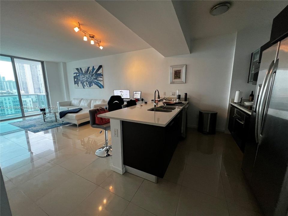 Recently Sold: $390,000 (1 beds, 1 baths, 722 Square Feet)