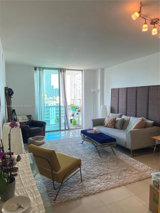 Recently Sold: $390,000 (1 beds, 1 baths, 722 Square Feet)