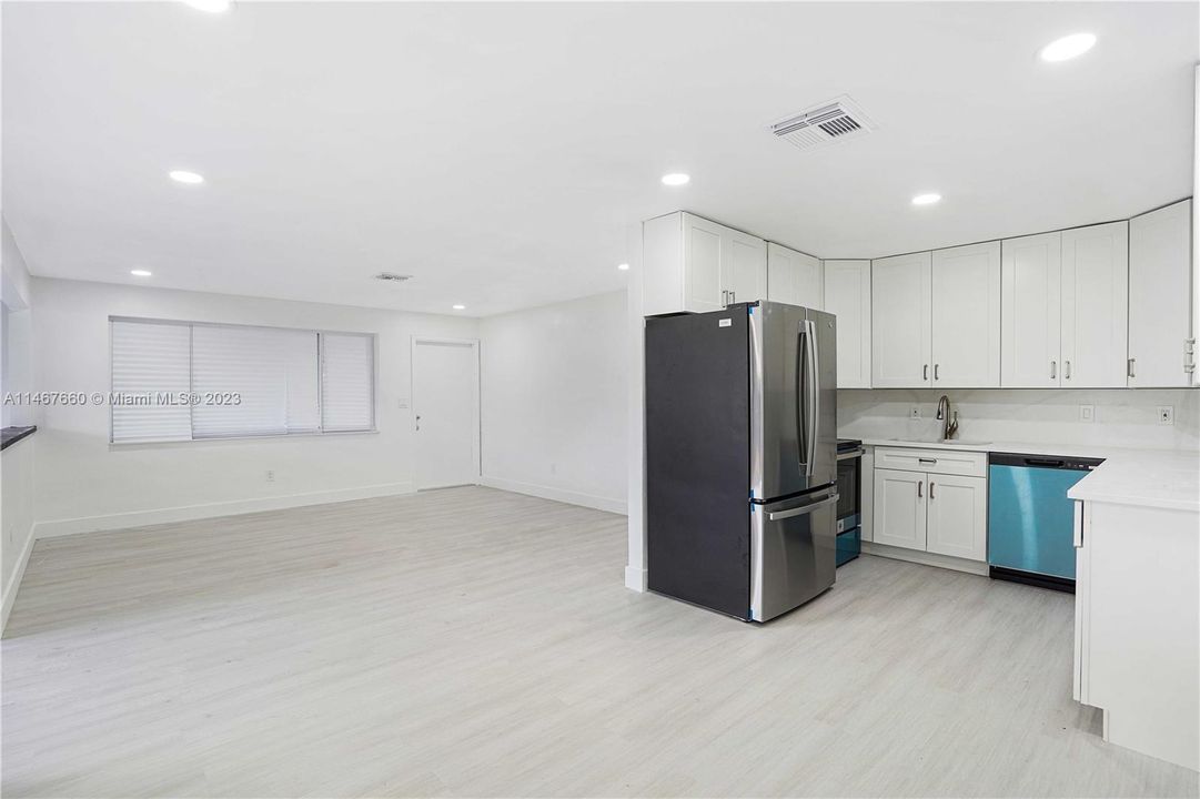 Vendido Recientemente: $439,900 (4 camas, 3 baños, 1832 Pies cuadrados)
