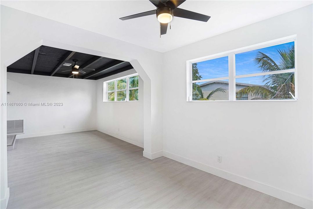 Vendido Recientemente: $439,900 (4 camas, 3 baños, 1832 Pies cuadrados)