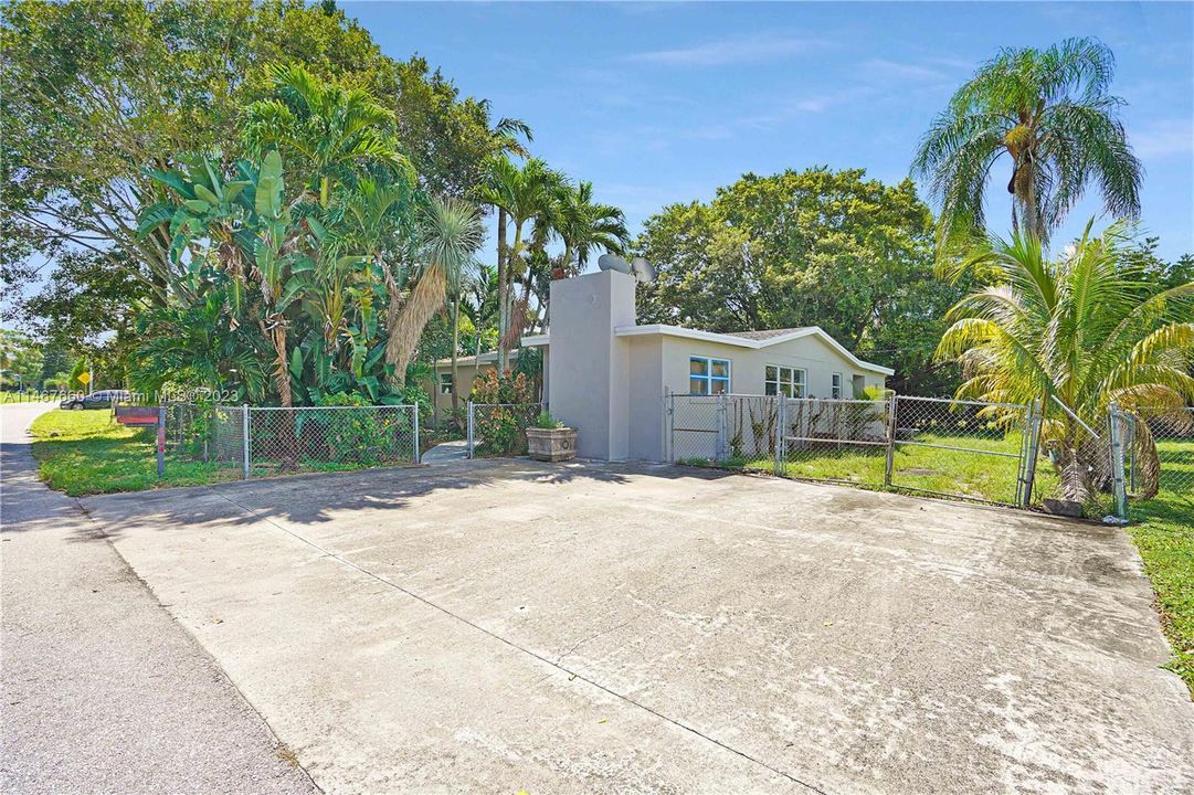 Vendido Recientemente: $439,900 (4 camas, 3 baños, 1832 Pies cuadrados)