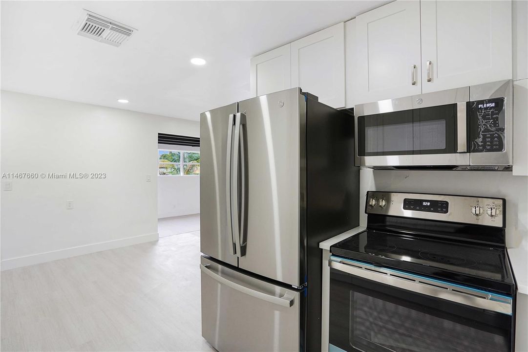Vendido Recientemente: $439,900 (4 camas, 3 baños, 1832 Pies cuadrados)