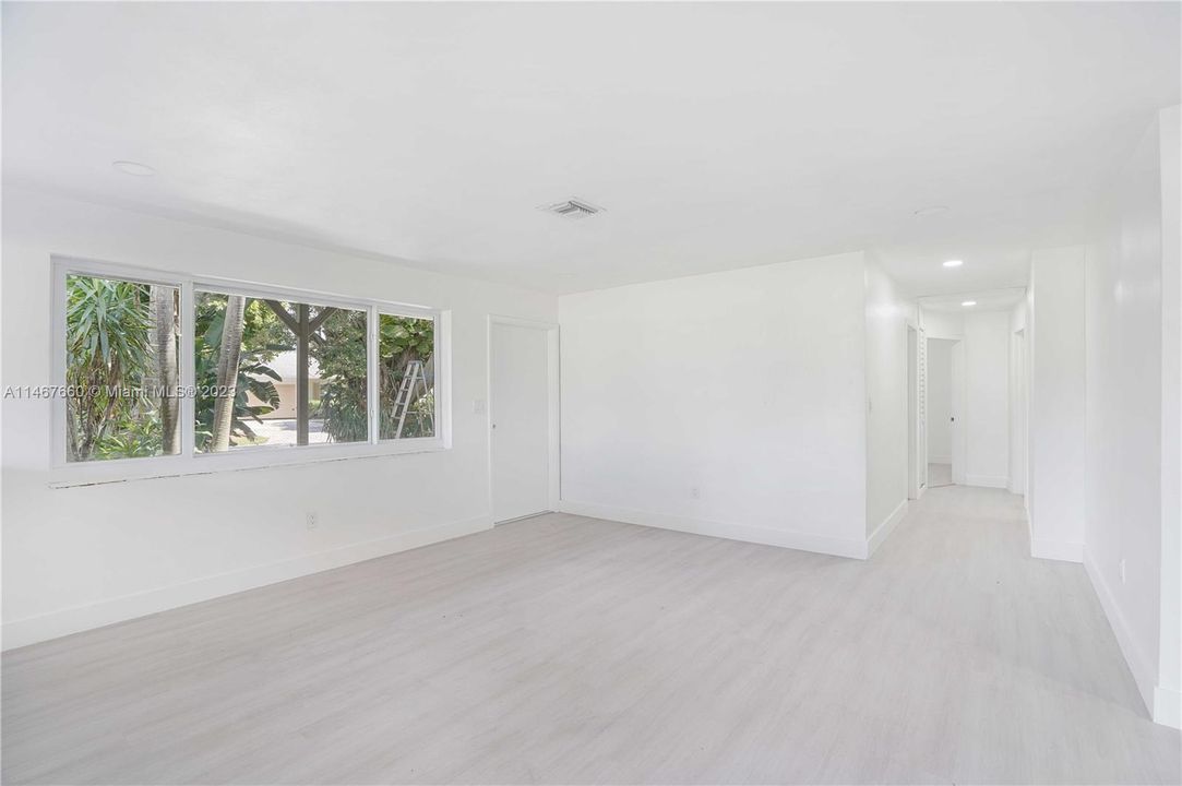 Vendido Recientemente: $439,900 (4 camas, 3 baños, 1832 Pies cuadrados)