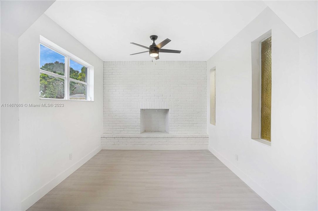 Vendido Recientemente: $439,900 (4 camas, 3 baños, 1832 Pies cuadrados)