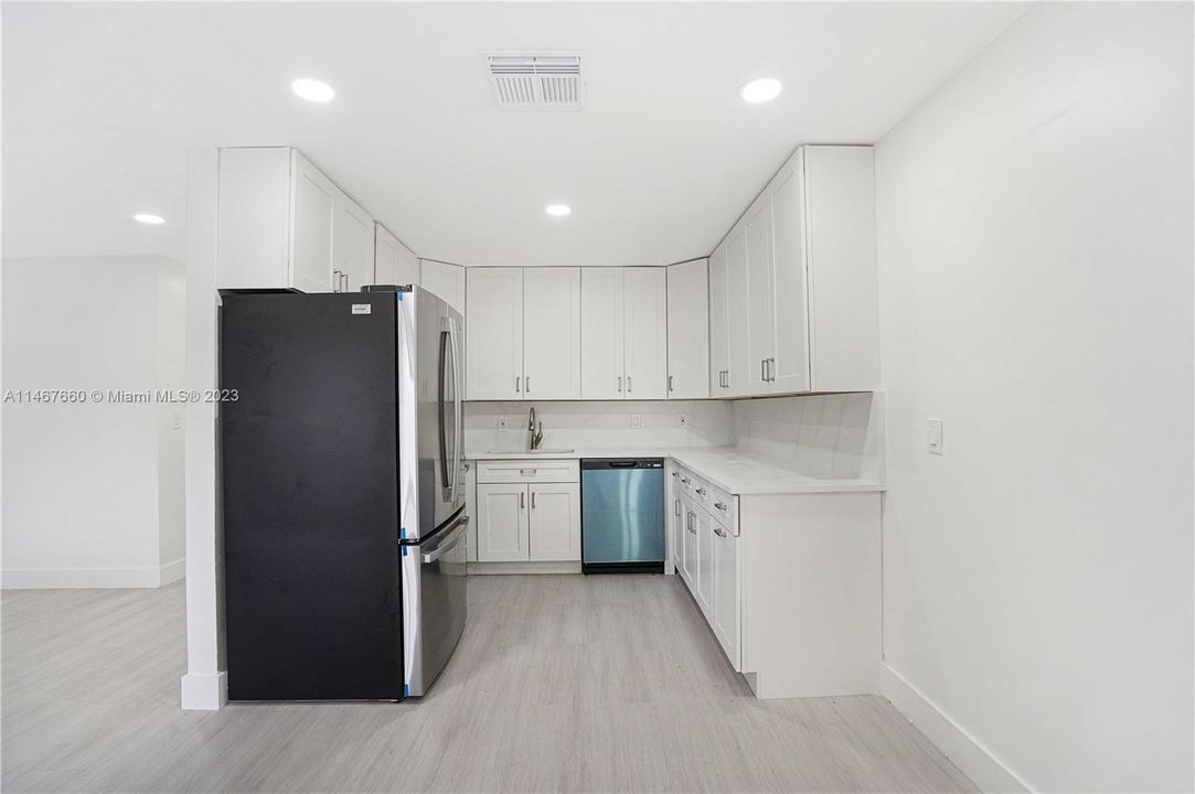 Vendido Recientemente: $439,900 (4 camas, 3 baños, 1832 Pies cuadrados)