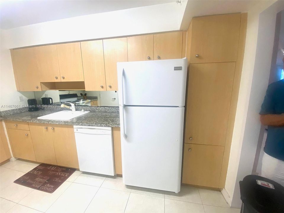 For Sale: $626,000 (1 beds, 1 baths, 905 Square Feet)