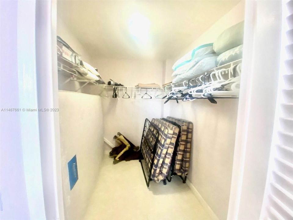 For Sale: $626,000 (1 beds, 1 baths, 905 Square Feet)