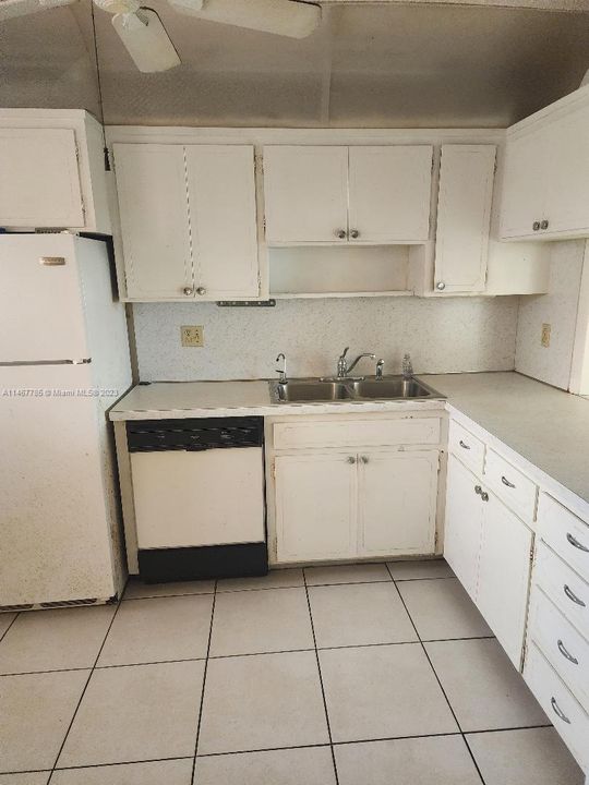 For Sale: $159,600 (1 beds, 1 baths, 770 Square Feet)