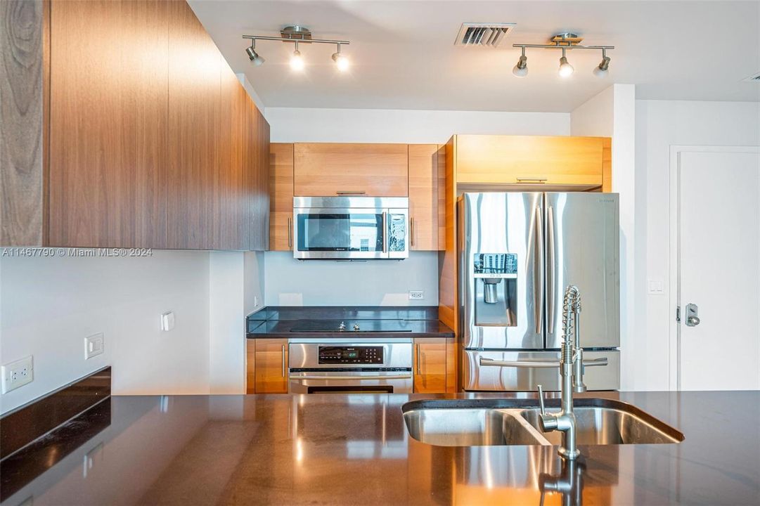 Recently Sold: $499,000 (1 beds, 1 baths, 761 Square Feet)