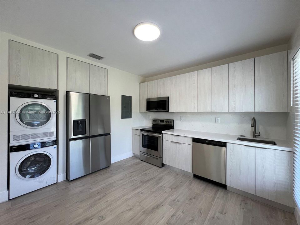 Recently Rented: $2,595 (2 beds, 1 baths, 780 Square Feet)