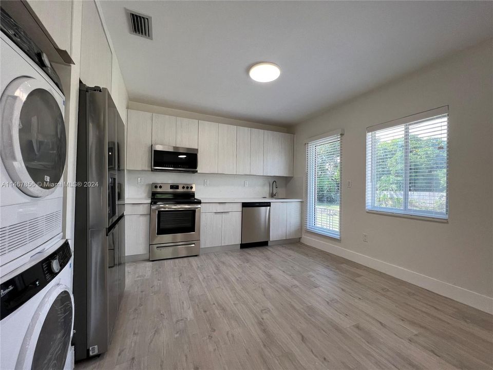 Recently Rented: $2,595 (2 beds, 1 baths, 780 Square Feet)