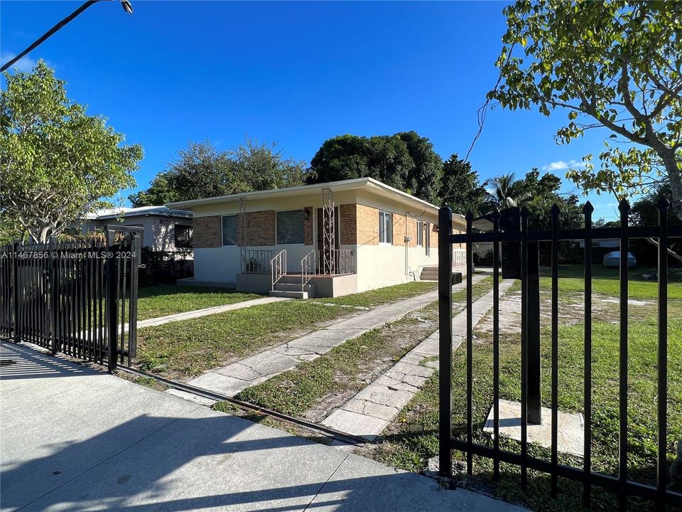 Recently Rented: $2,595 (2 beds, 1 baths, 780 Square Feet)