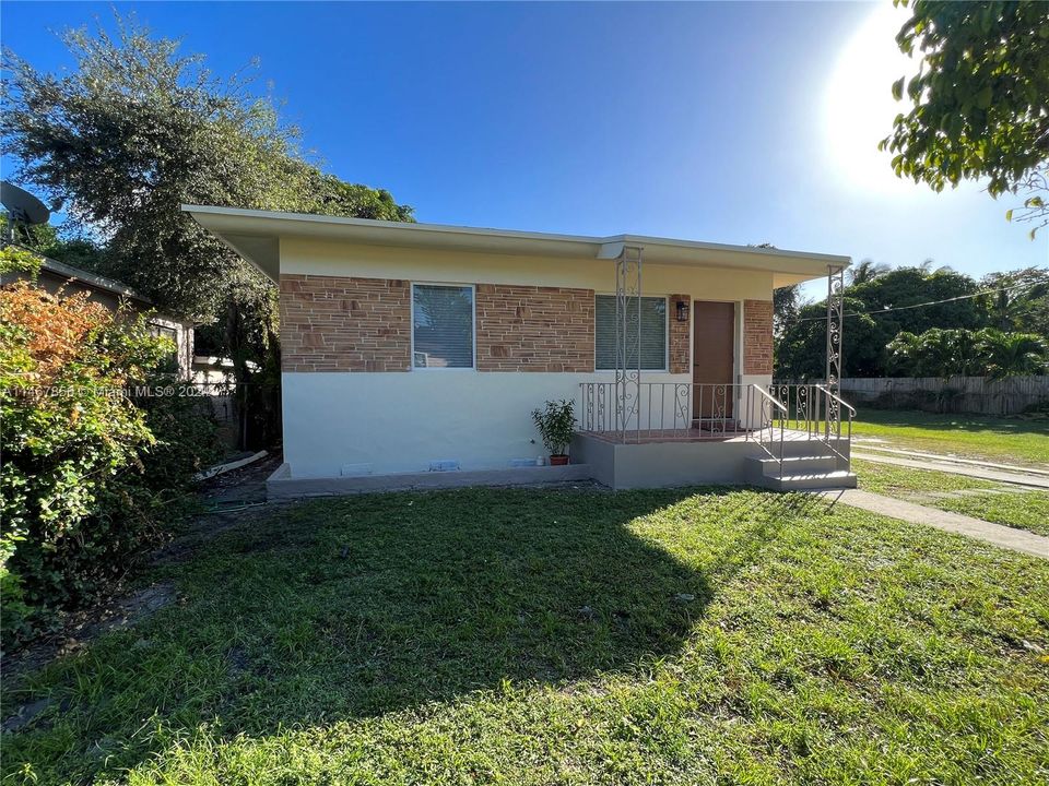 Recently Rented: $2,595 (2 beds, 1 baths, 780 Square Feet)