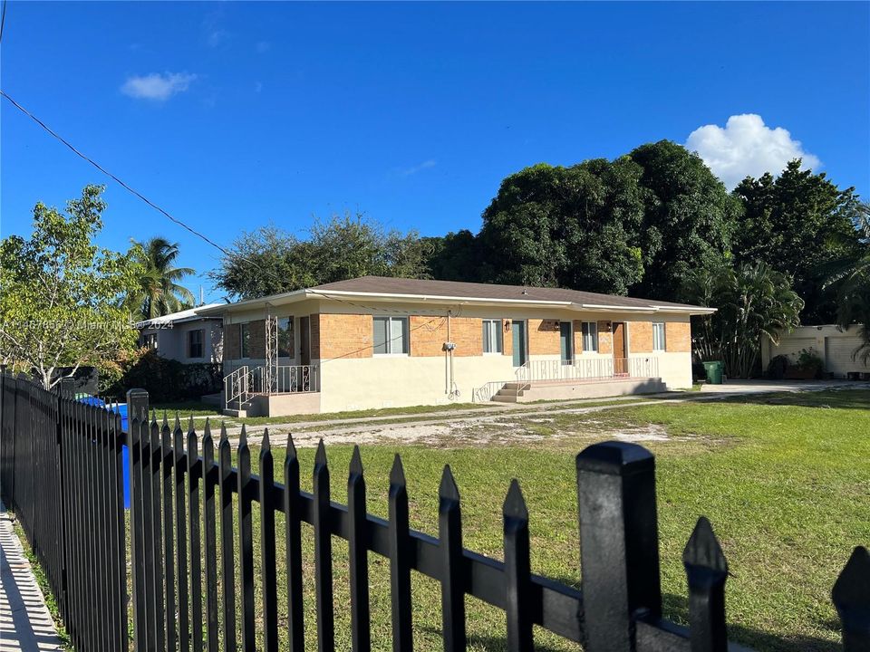 Recently Rented: $2,595 (2 beds, 1 baths, 780 Square Feet)