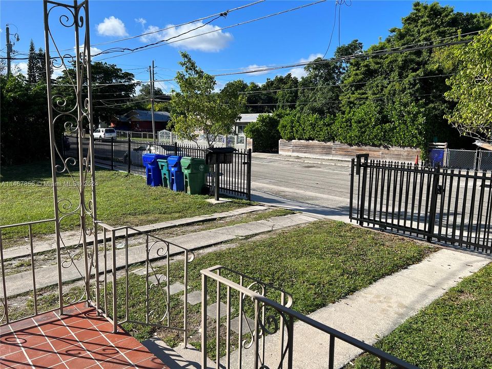 Recently Rented: $2,595 (2 beds, 1 baths, 780 Square Feet)