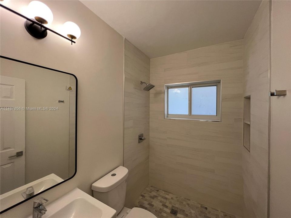 Recently Rented: $2,595 (2 beds, 1 baths, 780 Square Feet)