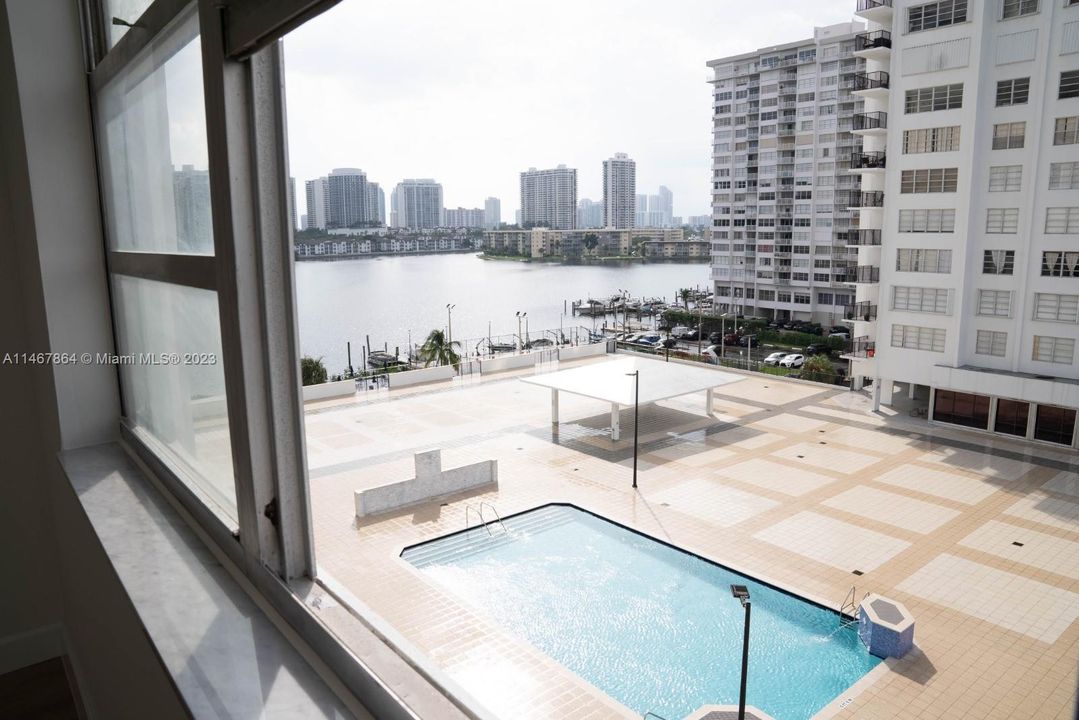 Recently Sold: $340,000 (2 beds, 2 baths, 1300 Square Feet)