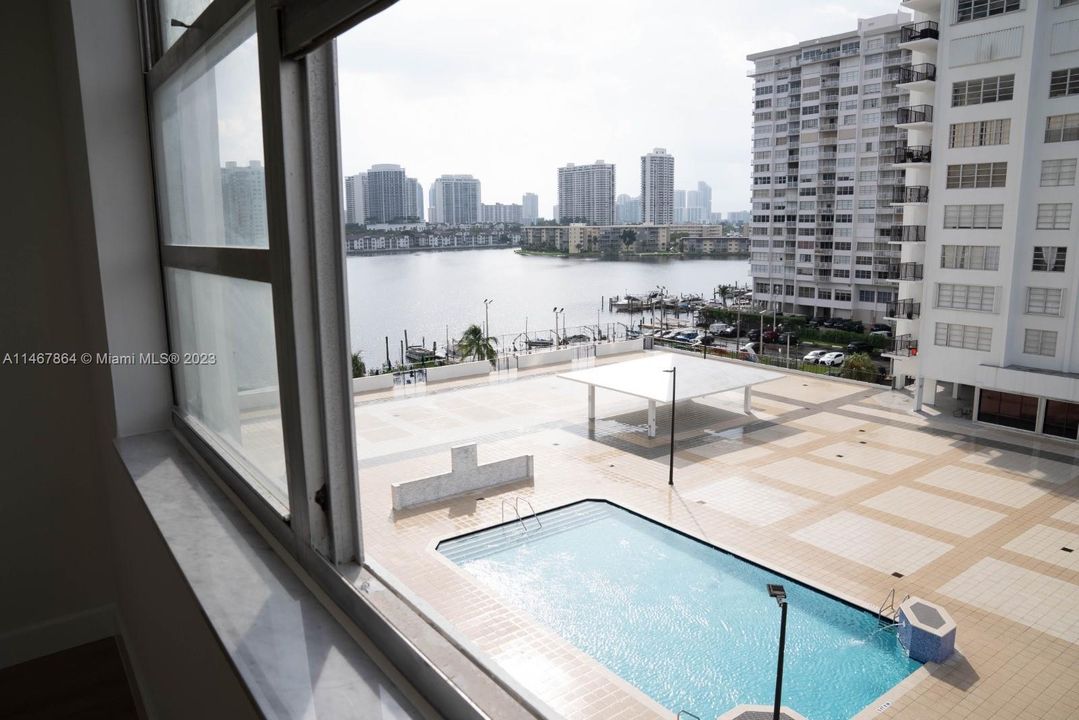 Recently Sold: $340,000 (2 beds, 2 baths, 1300 Square Feet)