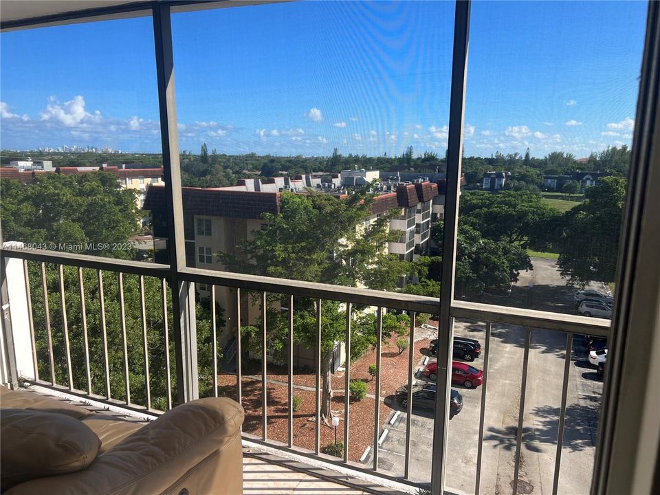 For Sale: $154,999 (1 beds, 1 baths, 729 Square Feet)