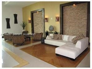 Recently Rented: $2,050 (1 beds, 1 baths, 733 Square Feet)